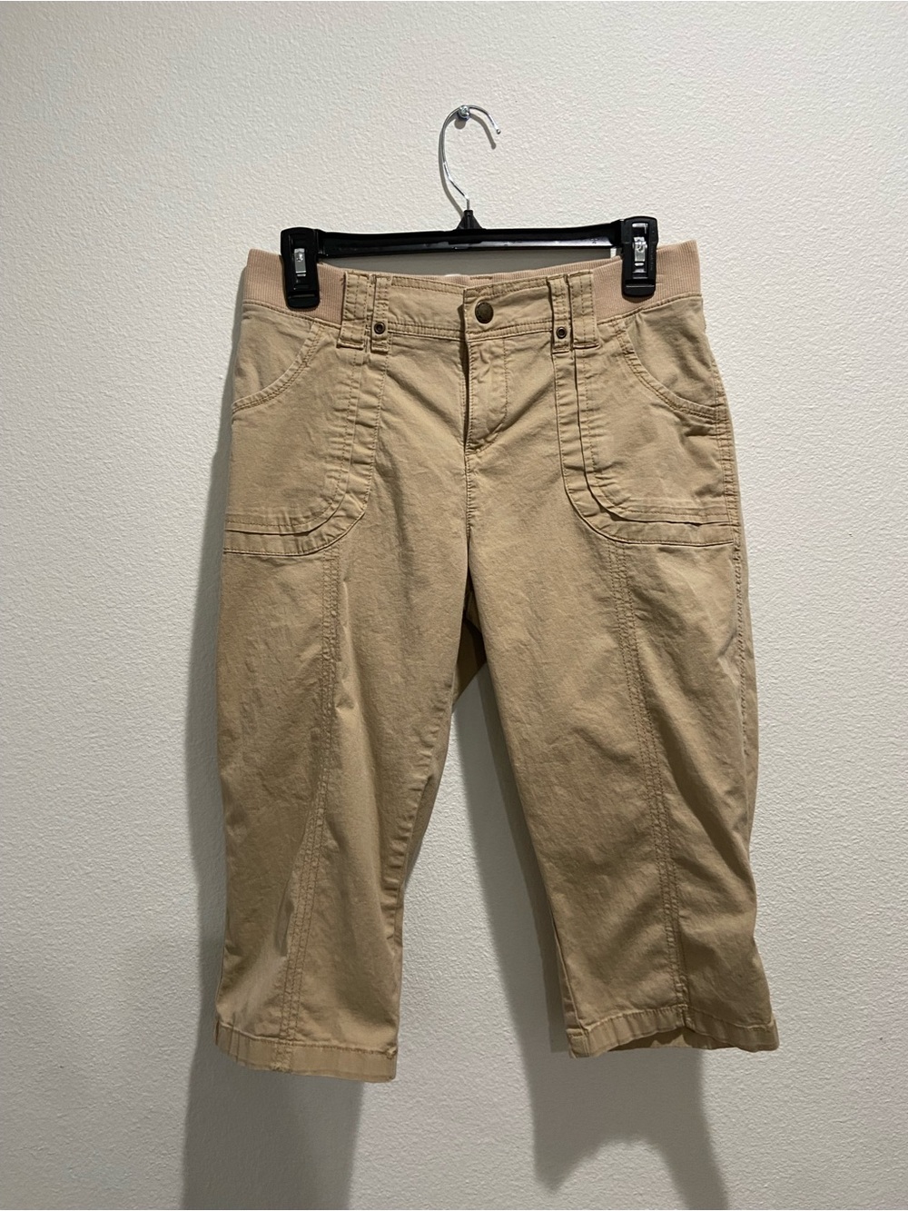 Lee Relaxed Fit Khaki Capri pants- size 4